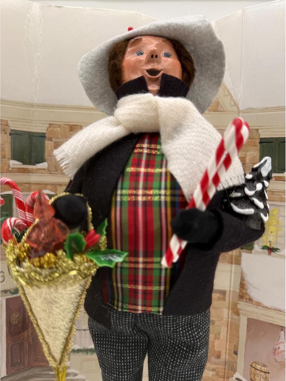 Byers' Choice Carolers - Shopping Man 2023